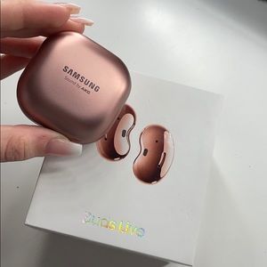 samsung sound by AKG (buds live)